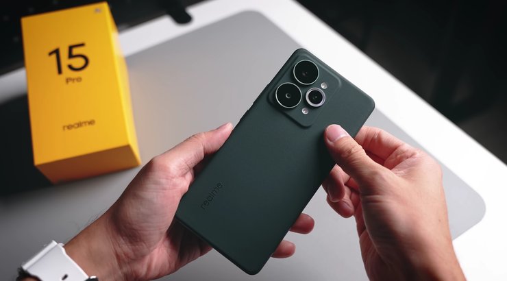 Смартфон Realme 15 Pro в руках