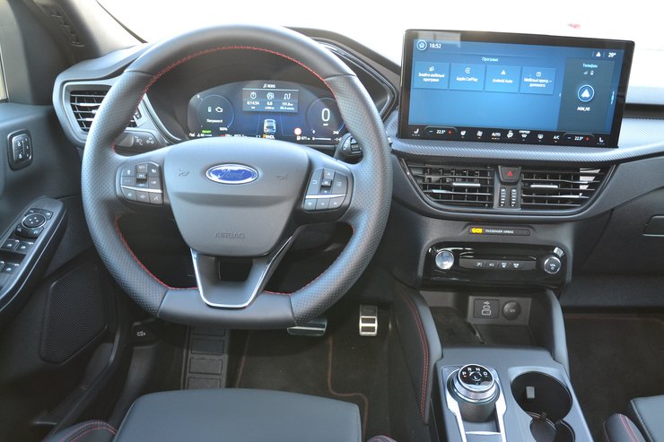 Салон Ford Kuga 2025