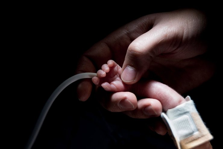 фото, ручка новорожденного под капельницей