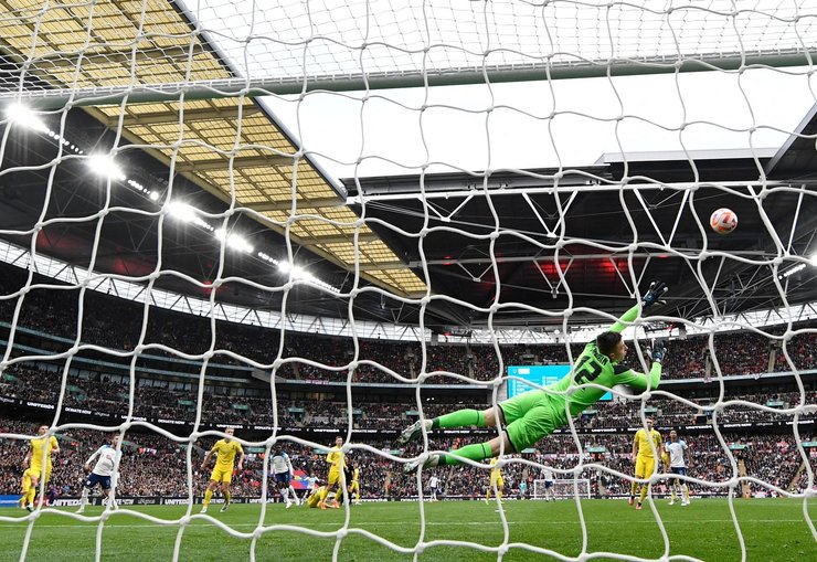 Букайо Сака забивает второй мяч за Англию