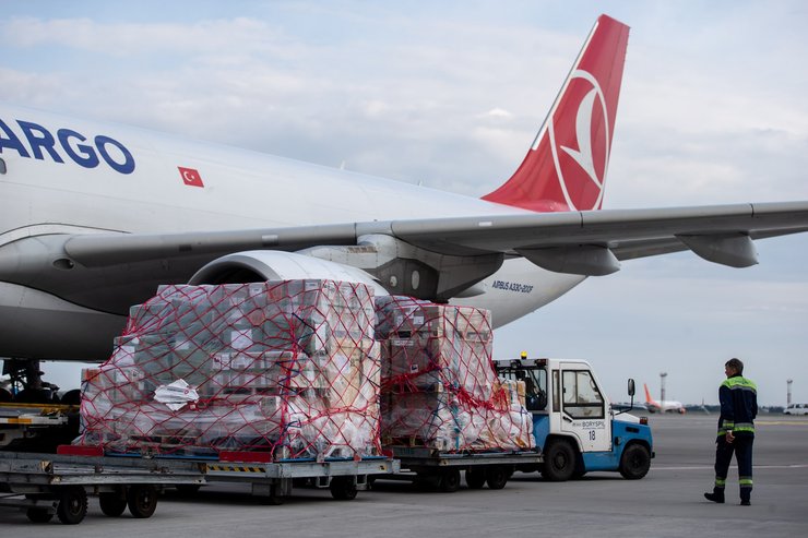 вивантаження вакцини, літак, Comirnaty, фото