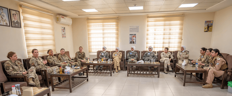 пилоты uh-60 blackhawk, женщины в армии, женщины военнослужащие, мобилизация женщин, гендерное равенство, женщины-пилоты