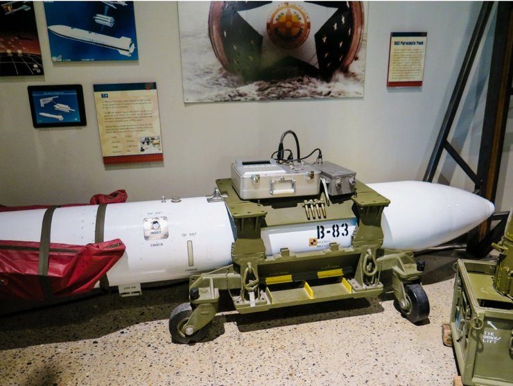 атомная бомба B83