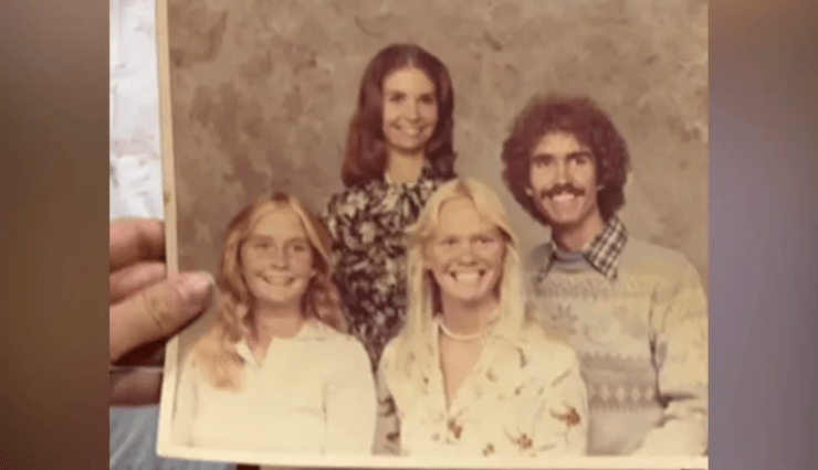 Старинная семейная фотография 1970-х годов, случайно найденная за рамой картины