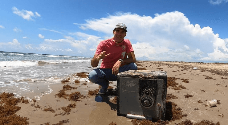 Сейф, сейф выбросило на берег, выбросило на пляж, исследователи нашли сейф, вскрыли сейф, находка