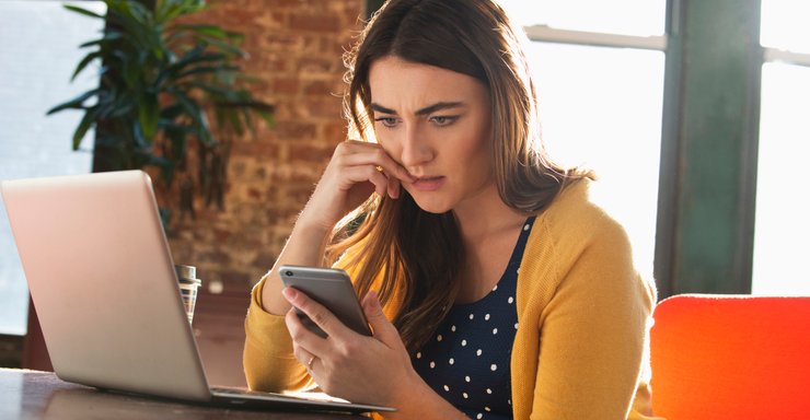 девушка с ноутбуком и смартфоном