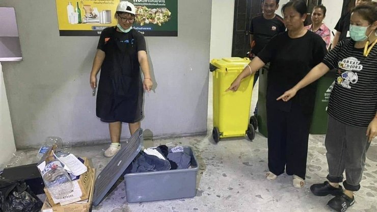 Женщина случайно нашла деньги в мусоре и вызвала полицию