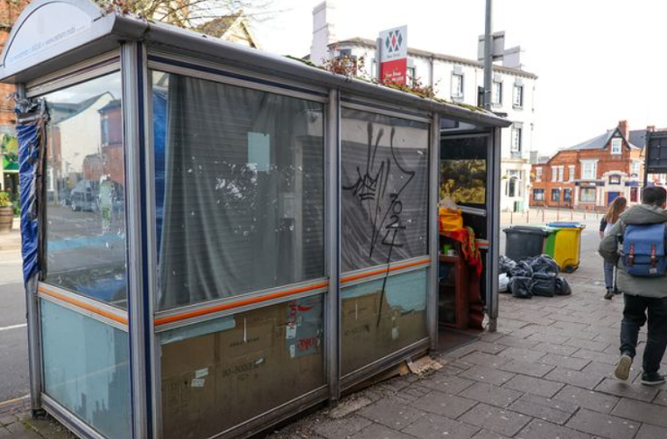 Дівчина з хлопцем та мамою поселилась на автобусній зупинці, Велика Британія, Дестіні Мітчелл