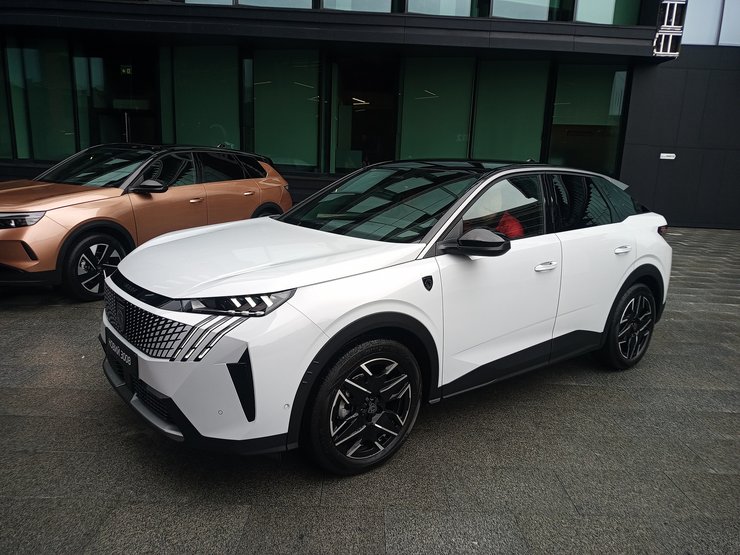 новий пежо 3008