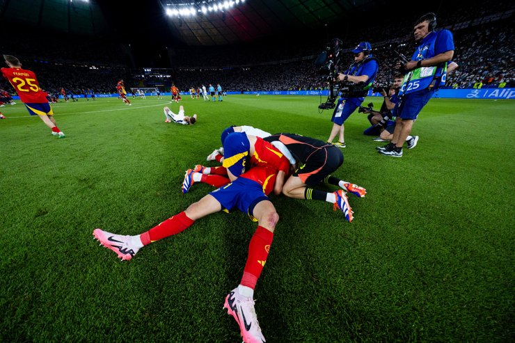 Сборная Испании празднует победу