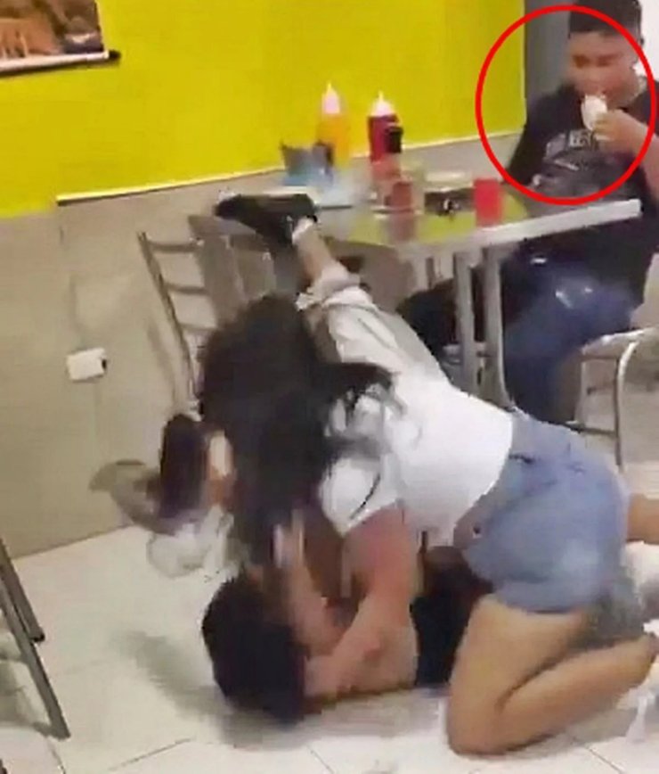 Хлопець спостерігає за бійкою жінок