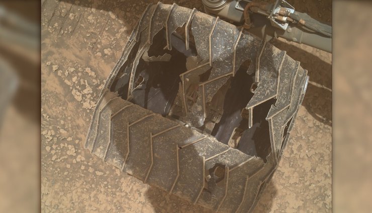 Огромная дыра: марсоход Curiosity сильно пострадал за 14 лет движения на Марсе