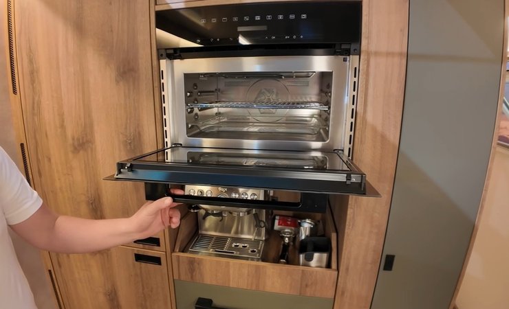 На кухне есть духовка и кофемашина