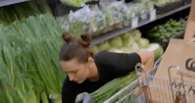 Женщина в супермаркете, кулинарное шоу, реалити-шоу, покупки в магазине, уронила товар на пол, вернула товар обратно, продукты