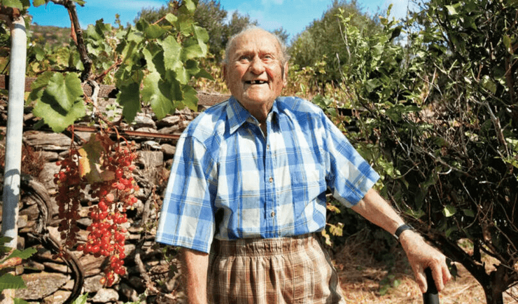 Мужчина прожил 45 лет с раком, голубые зоны, страшный диагноз, волшебный остров, пил вино, рак, ошибка врачей, пенсионер,