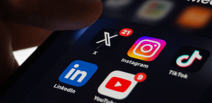 телефон следит