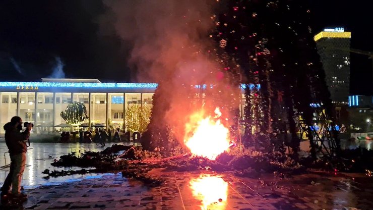 тирана, албания, протесты, рождественская елка, убийство