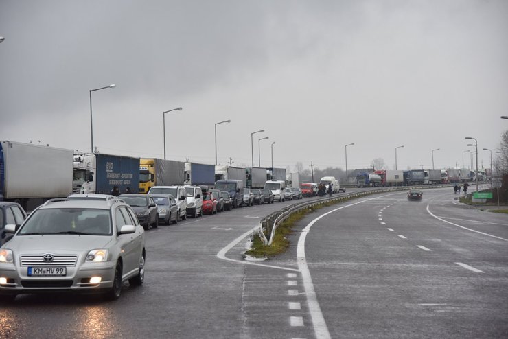 Если у граждан нет соответствия указанным в законе критериям, то Госпогранслужба не имеет права не разрешать выезд за границу