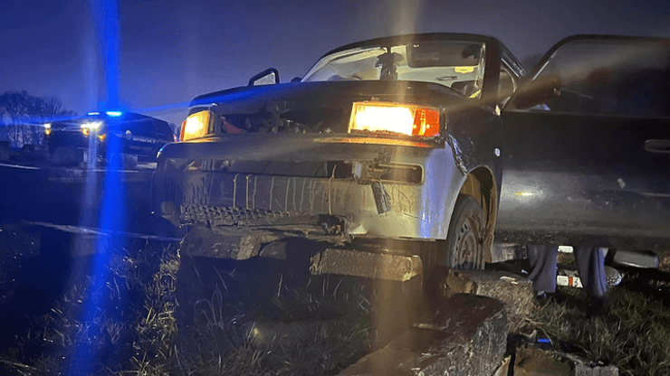 Женщина пыталась сбежать от полиции, погоня, полиция, опаздывала на встречу, вандализм, кладбище, машина, убегала от полиции