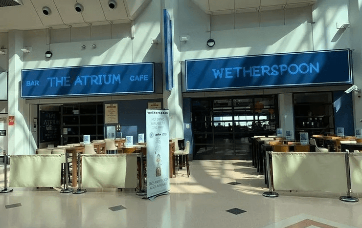 Бармен, бар, паб, худший паб, три худших бара Великобритании, статистика, отзывы в сети, оценка заведения, недовольные клиенты