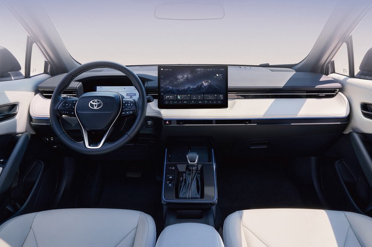 Салон Toyota Frontlander 2025