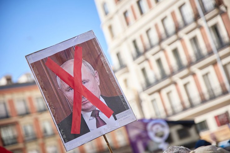 портрет путіна, антивоєнний мітинг, війна з росією, війна в Україні, критика путіна