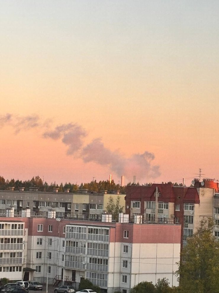 Дым в месте, где расположен порт "Приморск"