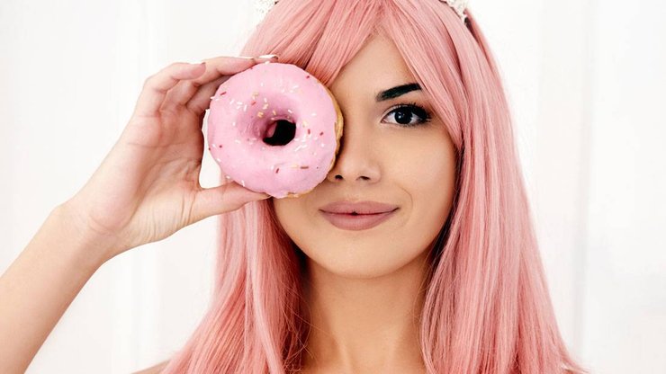 Фарбування волосся в відтінок роуз голд фото