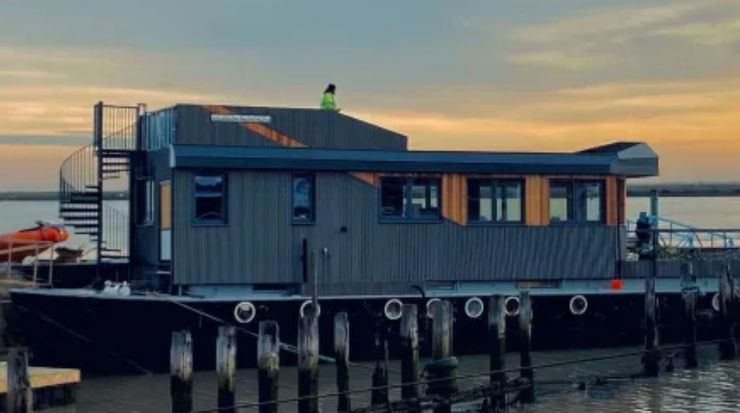 Дом на барже, семья живет в доме посреди Темзы, Роб и Сара Берч из Великобритании, недвижимость, жилье