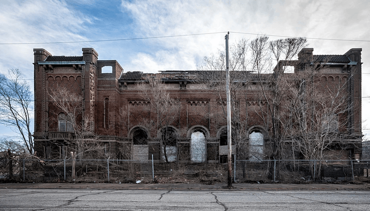 Заброшенный город, заброшенное здание, местные жители, люди покидают город, городские исследователи, туристы, руины города, город-призрак