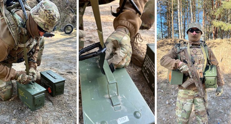 Фото бійця у екзоскелеті Гюрза-1 з двома коробками для патронів