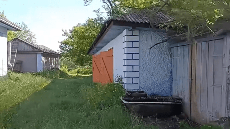 Огляд хати в селі, двір
