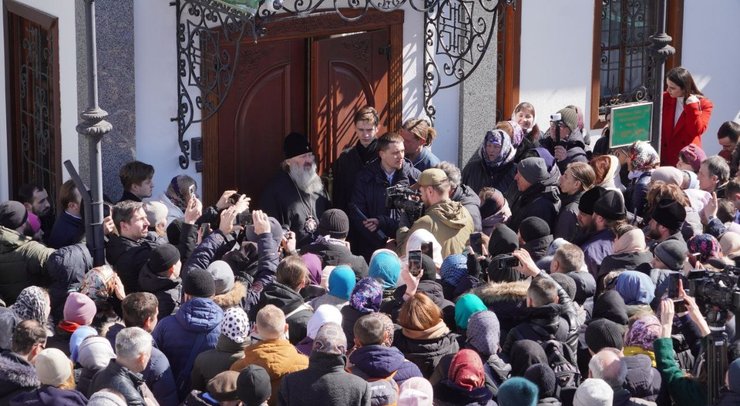 Митрополит Павло говорив парафіянам стояти смиренно та молитися