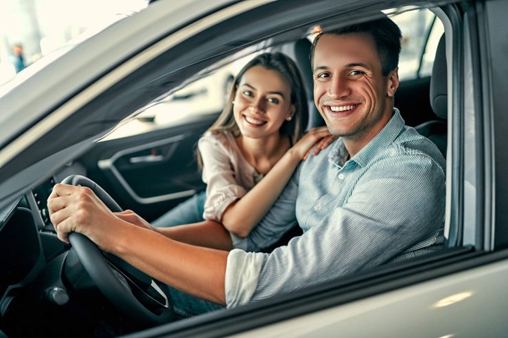 фото, девушка с парнем в автомобиле, страховка, ОСАГО, КАСКО