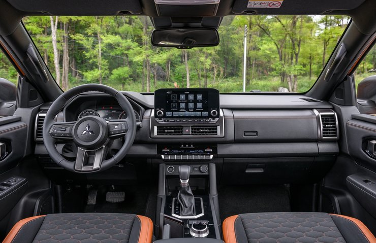 салон міцубісі л200, Mitsubishi L200 2024, Mitsubishi L200, новий Mitsubishi L200, пікап Mitsubishi