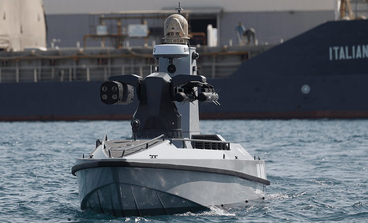 катер-дрон у берега