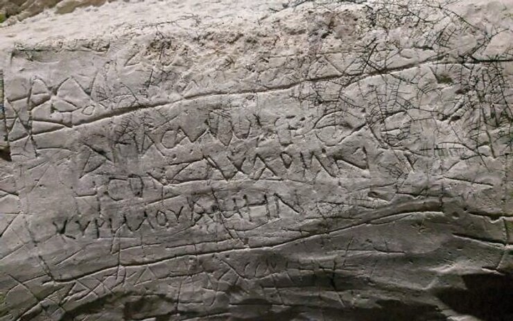 під час розкопок гробниці археологи знайшли напис