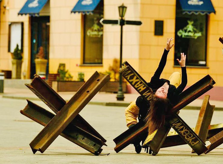 Воспоминание о будущем, фильм о войне в Украине, фильм Семена Горова, режиссер Семен Горов, война в Украине, противотанковые ежи