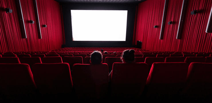 Кінотеатр, кіно, похід у кіно, кіносеанс, величезний екран, прем'єра, люди в залі, кінозал,