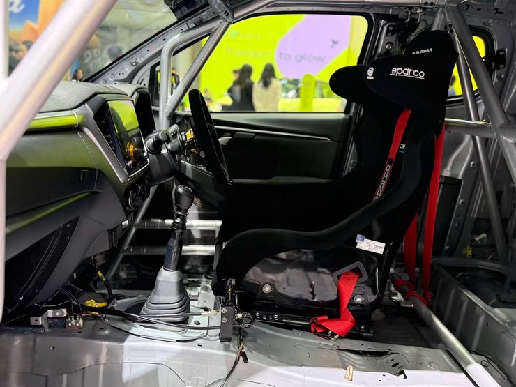 Салон Isuzu D-Max