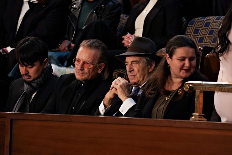 Оксана Маркарова, посол Украины в США. Рядом с ней Пол Пелоси, супруг Нэнси Пелоси, музыкант Боно, и Брэндон Цай, который обезоружил стрелка, остановив масс-шутинг в парке Монтерей