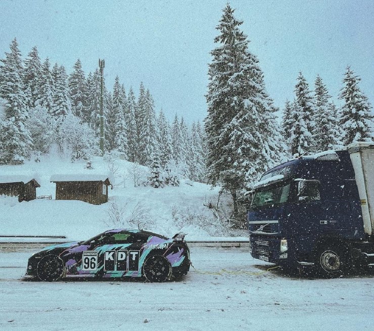 Nissan GT-R, снегопады в Европе, взять на буксир, буксировка, суперкар Nissan