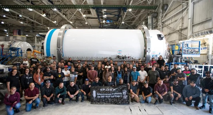 Ракета SpaceX завтра врежется в Луну: ученые выяснили, почему это произойдет