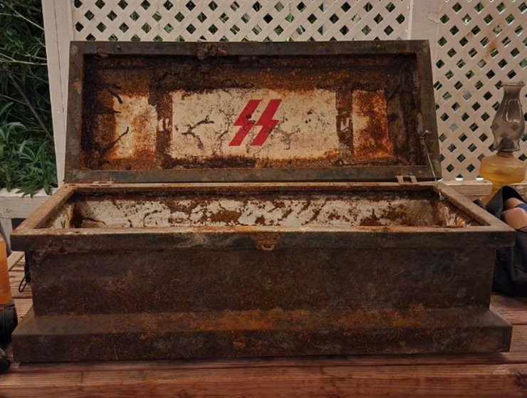 Старый сундук, находка в саду, символика СС, прогулка с металлоискателем, нашли сундук в земле, коллекционеры военного оружия, крутые артефакты