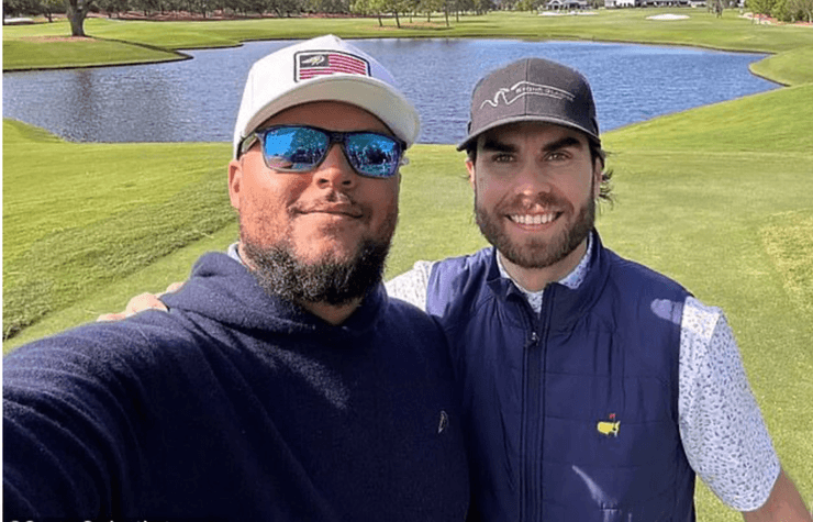 Коннор Круз с другом