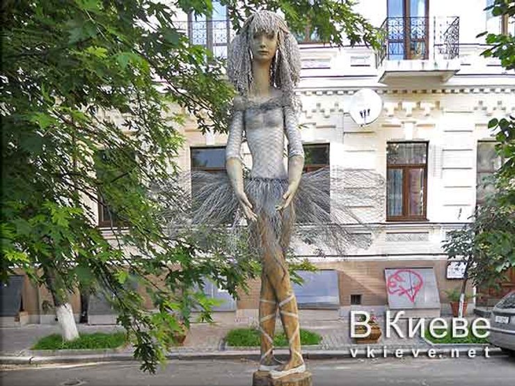 Балерину на Сретенской в Киеве уничтожили вандалы