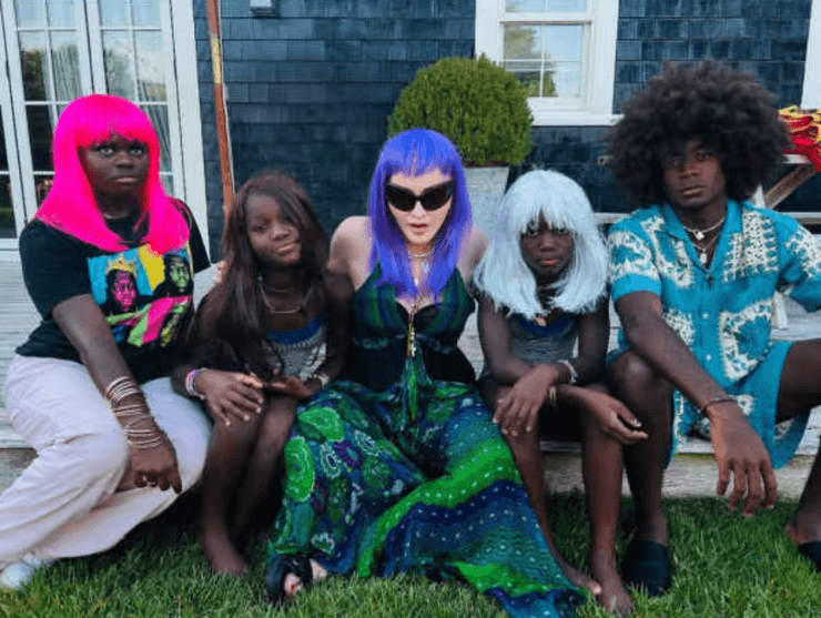 Мадонна с детьми - 16-летними Мерси и Дэвидом, а также 10-летними близнецами Эстер и Стеллой