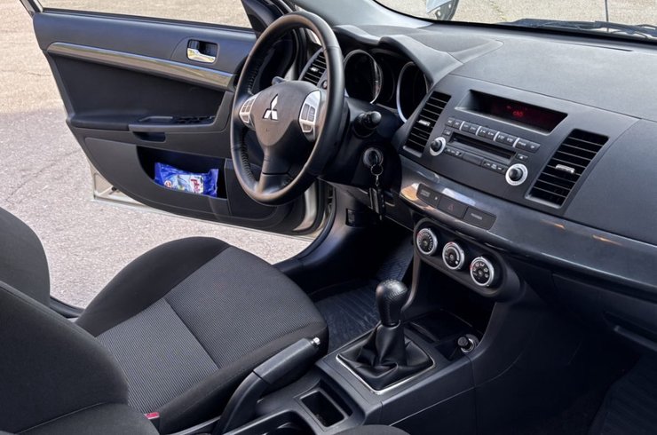 салон Mitsubishi Lancer