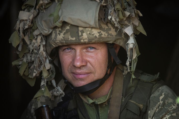 солдат дивиться на нас і посміхається