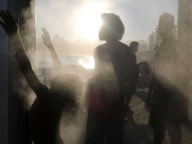 Жара, люди, охлаждающая станция